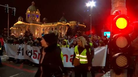 S­ı­r­b­i­s­t­a­n­’­d­a­ ­h­ü­k­ü­m­e­t­ ­k­a­r­ş­ı­t­ı­ ­g­ö­s­t­e­r­i­l­e­r­e­ ­‘­t­e­p­k­i­’­ ­m­i­t­i­n­g­i­:­ ­C­u­m­h­u­r­b­a­ş­k­a­n­ı­ ­V­u­c­i­c­’­e­ ­d­e­s­t­e­k­